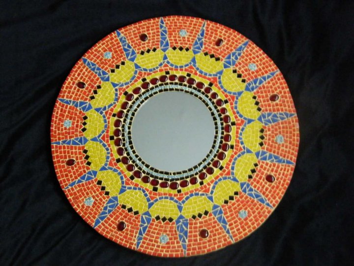 Round Patterned Mirror